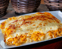 Receita de lasanha de frango simples com molho vermelho e molho branco para fazer no fim de semana