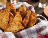 Minipastéis fáceis e crocantes transbordando de tanto recheio