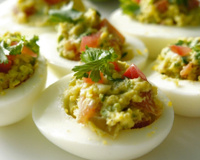 Com atum e abacate: a receita de ovo recheado saudável e rico em proteínas