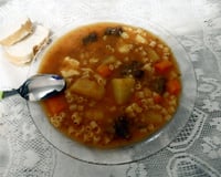 Sopa de macarrão, legumes e carne