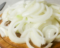 Minhas saladas ficaram muito melhores depois que aprendi o truque do TudoGostoso para tirar a acidez da cebola