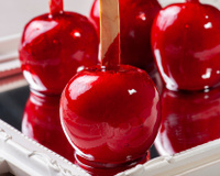 Brigadeiro + maçã do amor: impossível resistir a essa combinação maravilhosa que vai animar a festa junina