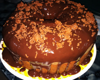 Bolo de cenoura com calda de chocolate