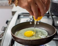 Pare de fritar ovos em azeite ou manteiga, pois um ingrediente simples, segundo o chef, os torna mais saborosos