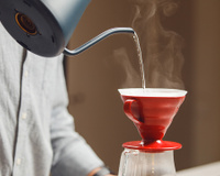 O jeito de despejar a água pode transformar seu café coado; descubra o truque que faz diferença