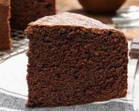 Bolo de chocolate sem glúten cortado em fatia