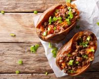 Quem prova, aprova: deliciosas batatas recheadas no micro-ondas é o melhor acompanhamento para esse final de semana