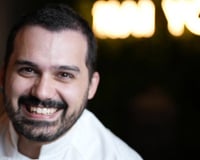 De entregador de leite a chef de cozinha: ele passou 26 anos trabalhando com vendas e hoje comanda a cozinha de um restaurante especializado em gastronomia asiática