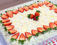 Esse bolo de morango molhadinho com recheio de 4 leites e cobertura de nata com suspiros virou o bolo oficial de aniversários na minha família