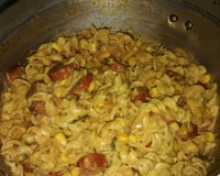 Macarrão com salsicha e creme de leite