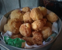 Bolinho de arroz com queijo recheado com requeijão e mussarela