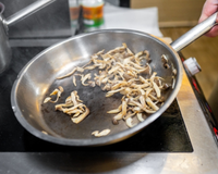 As panelas de aço inoxidável são maravilhosas, mas se você não fizer isso antes de cozinhar, toda a comida vai grudar