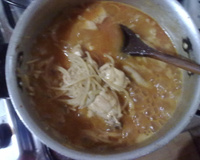 Frango com macarrão na mesma panela