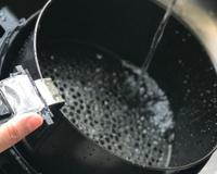 Pode colocar água dentro da airfryer? O que acontece se o fundo molhar?