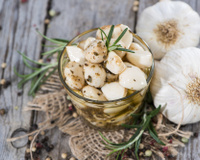 Aprenda a fazer alho em conserva