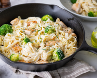 Surpreenda no Dia das Mães com esse macarrão cremoso de frango com brócolis: é delicioso e fica pronto rapidinho!