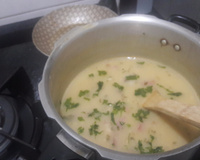 Caldo de batata com queijos