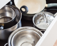 Aprendi com a minha avó esse jeitinho para economizar espaço empilhando panelas sem risco de arranhá-las