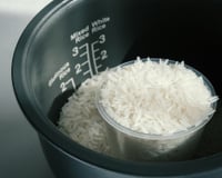 Prepare o almoço sem complicação com esta panela de arroz da Mondial por menos de R$ 130