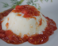 Flan de iogurte com calda de goiaba