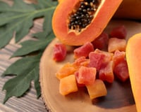 Malefícios do mamão: o que pode acontecer com o seu corpo se comer muito mamão