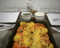 Salmão assado ao molho cítrico e de alcaparras