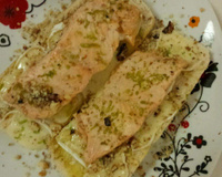 Sanduíche aberto de salmão e queijo brie