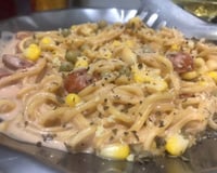 Macarronada com creme de leite e salsicha