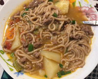 Sopa de macarrão com carne moída