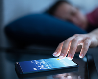 Não insista em dormir com o celular ao seu lado na cama