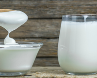 Aqui está o passo a passo para fazer um iogurte grego caseiro esplêndido: Dois litros de leite e 250 gramas de...