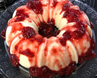 Manjar de coco com calda de morango