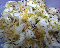 Salada de repolho com gengibre frito e shoyu