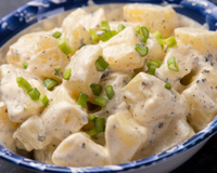 "É seguro deixar fora da geladeira por...": esse é o tempo que a salada de batata pode ficar em temperatura ambiente, de acordo com um cientista de alimentos (é menos tempo do que você pensa!)