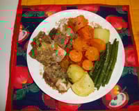 Costelas de boi temperadas com cerveja e legumes cozidos no caldo