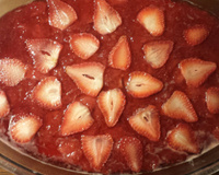 Brigadeirão com doce de morango