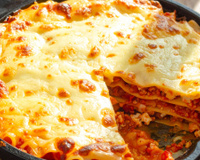 Nem forno, nem sujeira: essa lasanha de frigideira virou meu almoço de uma panela só preferido da semana!