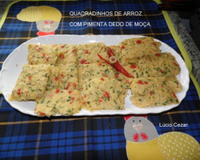 Quadradinhos de arroz com pimenta dedo de moça