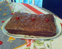 Bolo de chocolate com cerejas