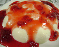 Pudim com calda de morango