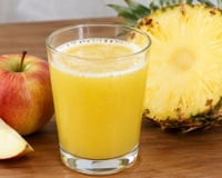Preparei o suco de abacaxi com maçã e descobri por que estão tomando: além de saborosa, bebida promove saciedade e fica ainda melhor se você adicionar outros 2 ingredientes