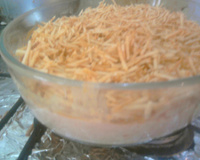 Desfiado de frango gratinado com batata palha