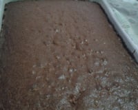 Bolo de chocolate fofinho com cobertura de brigadeiro