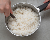 Como consumir arroz velho com segurança? Siga estes 2 passos corretamente para obter mais benefícios do que o arroz fresco cozido.