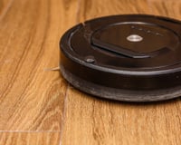 Varre, aspira e passa pano! Aspirador robô da Philco 3 em 1 pela metade do preço