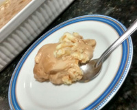 Pavê de creme com doce de leite e pêssegos