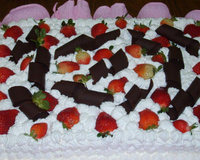 Bolo mousse de morango e chocolate