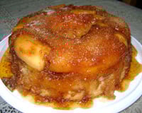 Bolo de banana com calda