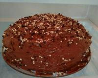 Pão de mel recheado no tamanho de bolo