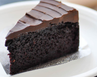 Nem farinha, nem ovo, nem óleo: esse bolo de chocolate pretinho e molhadinho só precisa de 3 ingredientes e fica pronto muito rápido!